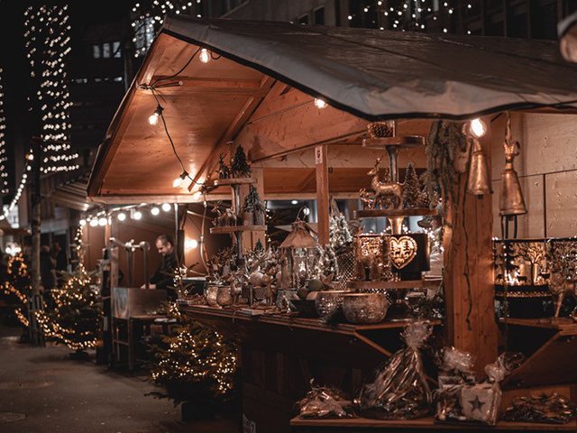Marktstand / Holzhüsli zum Mieten, Bild bei Nacht